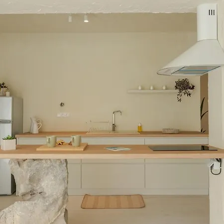 Georgiannas D アパート Kómboi